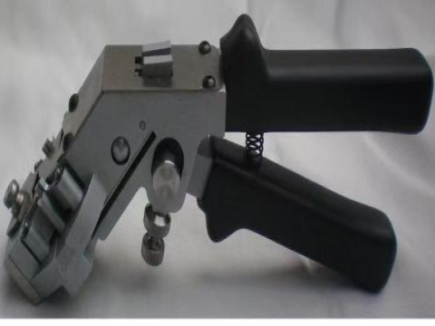 Solutions to wire clamping, surface indentation and punch marks in molds