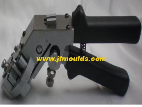 Solutions to wire clamping, surface indentation and punch marks in molds