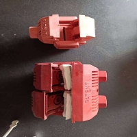 The solution to the problem of the lens length dimension of the mold being too large and the water line being clamped on the side of the middle hole position