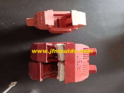 The solution to the problem of the lens length dimension of the mold being too large and the water line being clamped on the side of the middle hole position