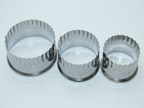 The grooves of the mold's injection air inlet, the surface light and shadow, the scratches on the grooves and the size of the screw holes have increased