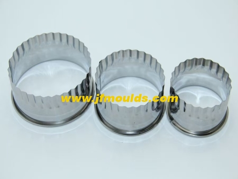 The grooves of the mold's injection air inlet, the surface light and shadow, the scratches on the grooves and the size of the screw holes have increased