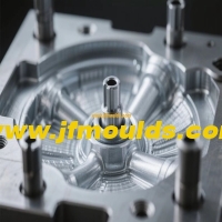 Injection mold gate technology