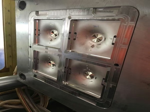 The trapped air adjustment of the mold is difficult, and the deformation and the bottom row position pulling mold treatment method of the face shell