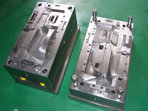 Wire clamping and air marks near the screw holes of the mold