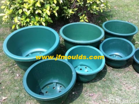 The elastic rubber of the mold and the fixed-distance parting mechanism